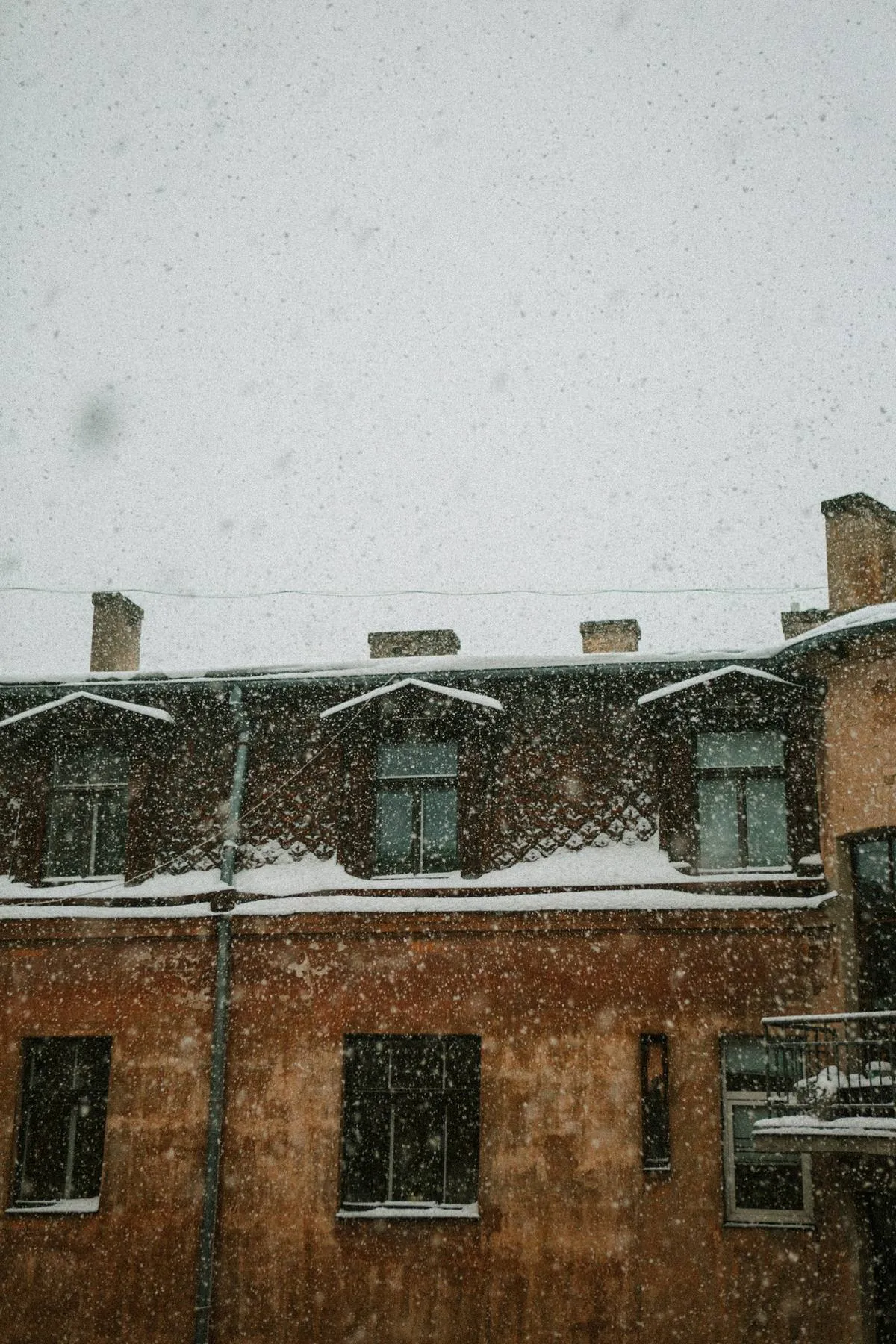 Snötäckta tak i snöfall
